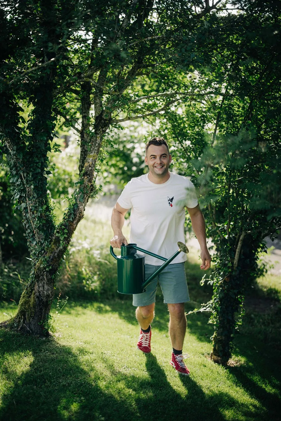 Bernhard Liechti, Gründer von Jungle Døg, mit Giesskanne im Garten