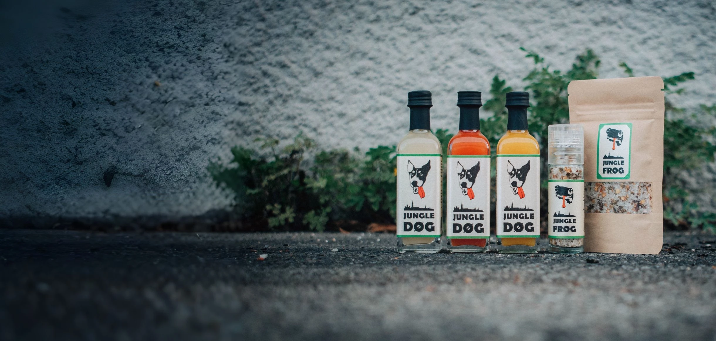 Das Jungle Døg Sortiment: die drei Chilisaucen, Jungle Frøg Gewürzmühle und Nachfüllbeutel